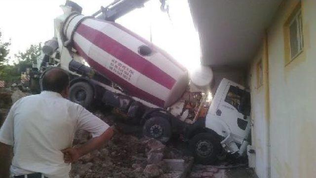Freni Boşalan Beton Mikseri Binaya &Ccedil;arptı 1