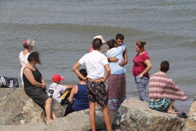 Denizde Kaybolan Ağabeyi Için Ağıt Yaktı