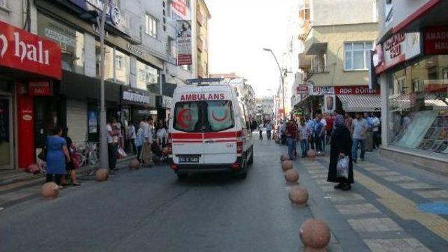 Şizofreni Hastası Genç Satırla Dehşet Saçtı: 2 Yaralı