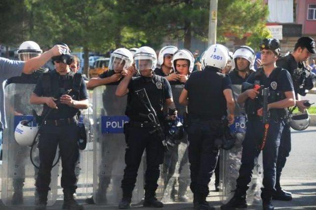 Diyarbakır'da 'öcalan'a Özgürlük Yürüyüşüne' Izin Verilmedi