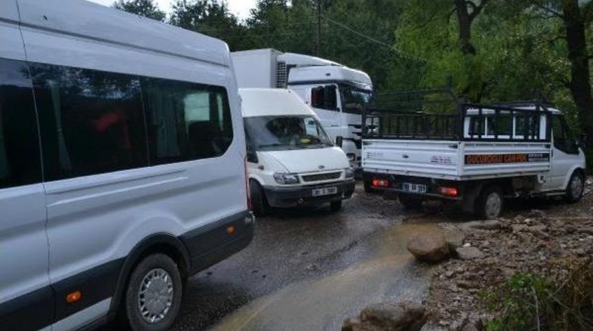 Andırın'da Sağanak Yağış Ulaşımı Aksattı
