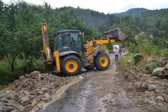 Andırın'da Sağanak Yağış Ulaşımı Aksattı