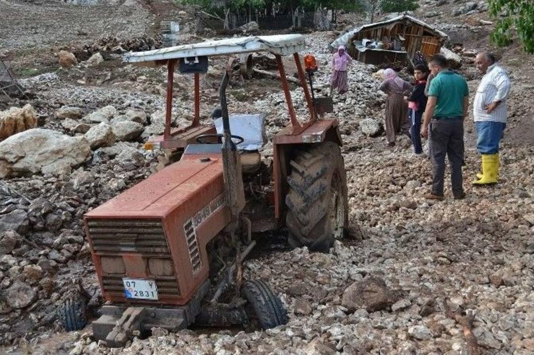 Elmalı&rsquo;yı Sel Vurdu
