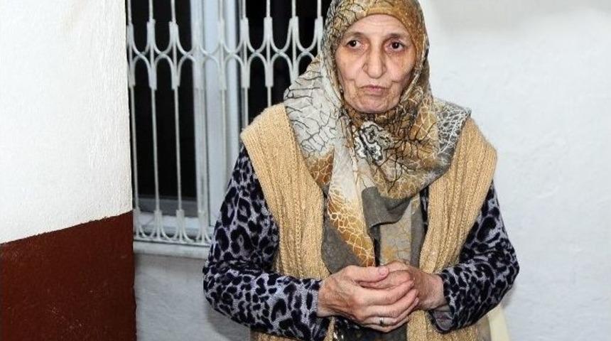 Yaşlı Kadını Attığı &Ccedil;ığlık Kurtardı
