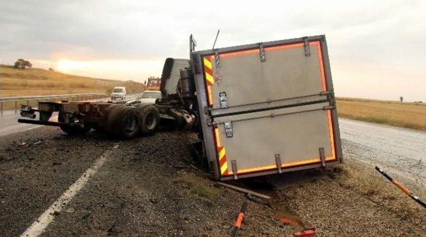 Yoldan &Ccedil;ıkan Tır&rsquo;ın Dorsesi Devrildi