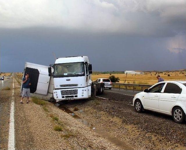 Yoldan &Ccedil;ıkan Tır&rsquo;ın Dorsesi Devrildi 1