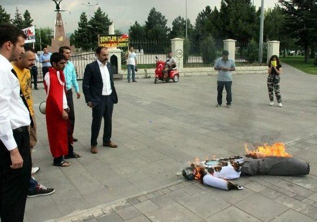 Abdullah &Ouml;calan&rsquo;ın Maketi Yakıldı 1