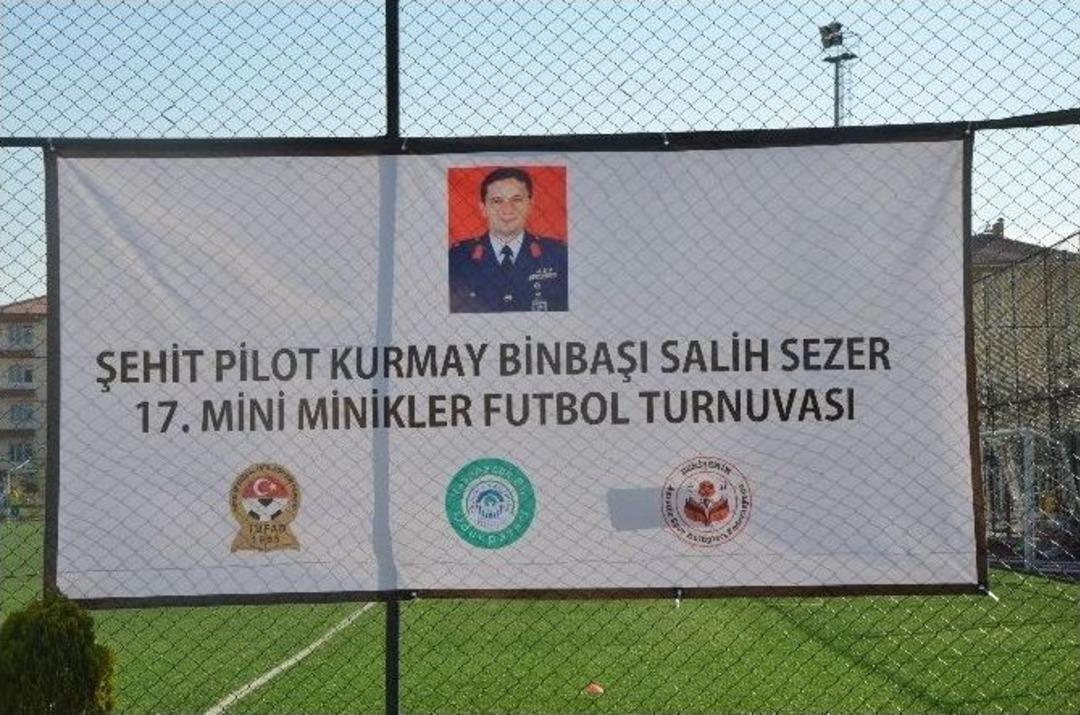 Minik Futbolculardan Şehitler İ&ccedil;in &Ouml;rnek Davranış