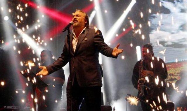 Volkan Konak Karavanıyla Geldiği Yaylada Konser Verdi