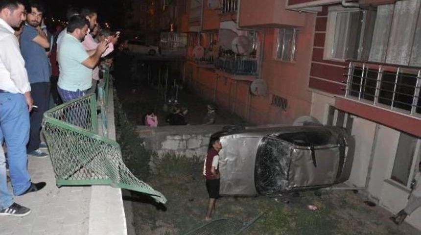 Otomobil, Apartman Bah&ccedil;esine U&ccedil;tu, S&uuml;r&uuml;c&uuml; 'sabah Gelir Alırım' Dedi