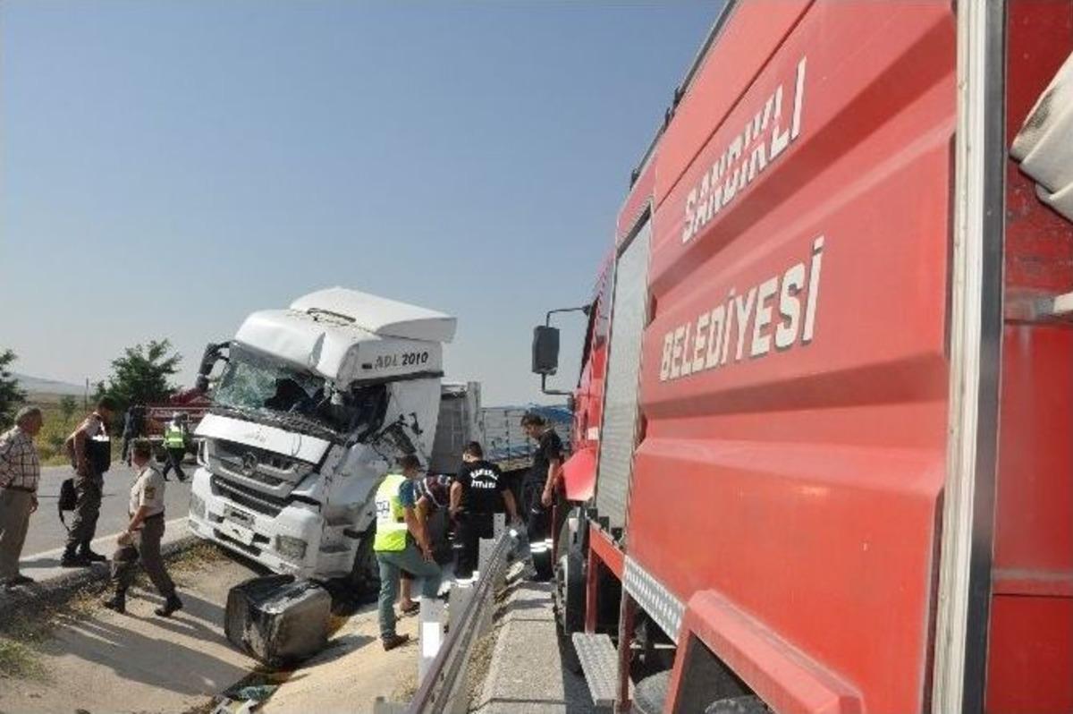 Sandıklı&rsquo;da Tır Devrildi: 1 Yaralı