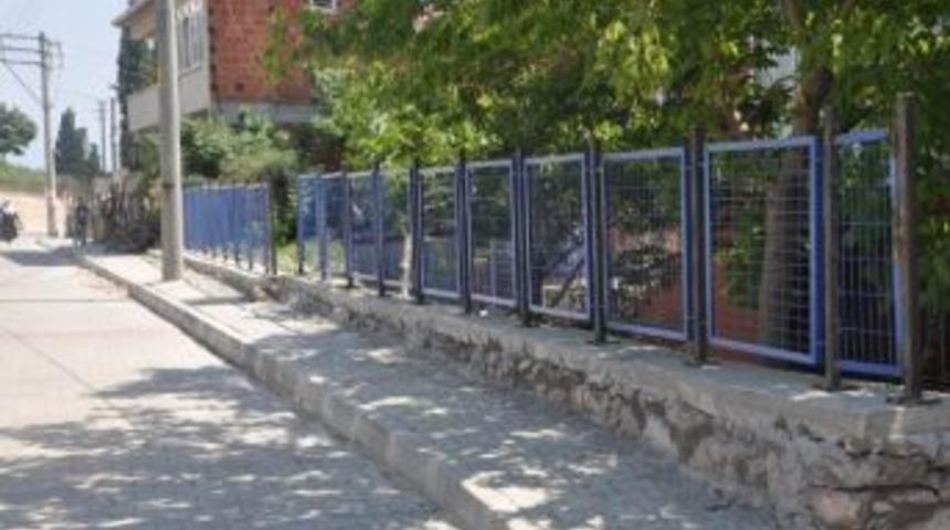 Dilovası&rsquo;nda Eğimli Yerlere Demir Korkuluklar Yapılıyor