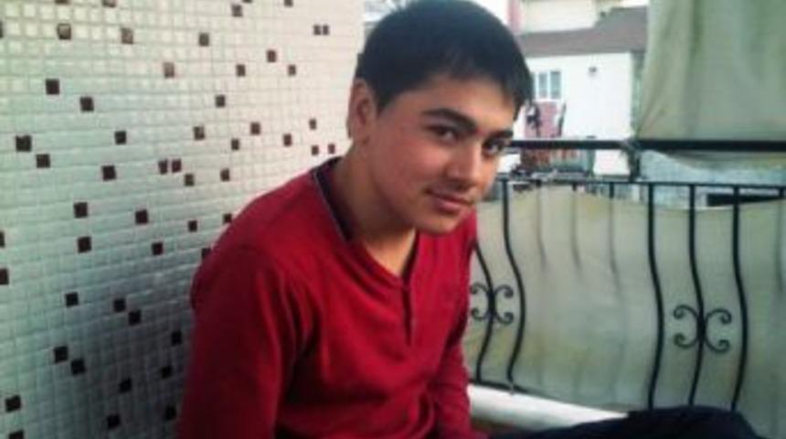 Otob&uuml;s&uuml;n &Ccedil;arptığı Motosikletli Gen&ccedil; &Ouml;ld&uuml;