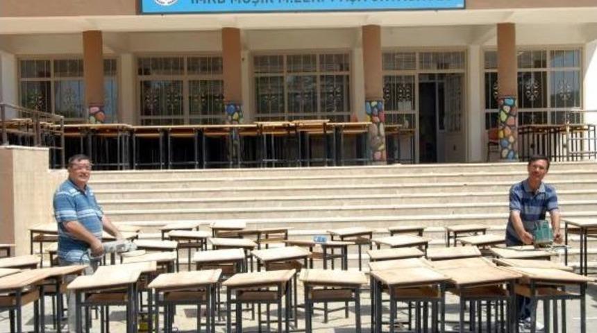 M&uuml;d&uuml;r, Yardımcısı Ve 2 G&ouml;revli Ile 1000 Sırayı Zımparaladı