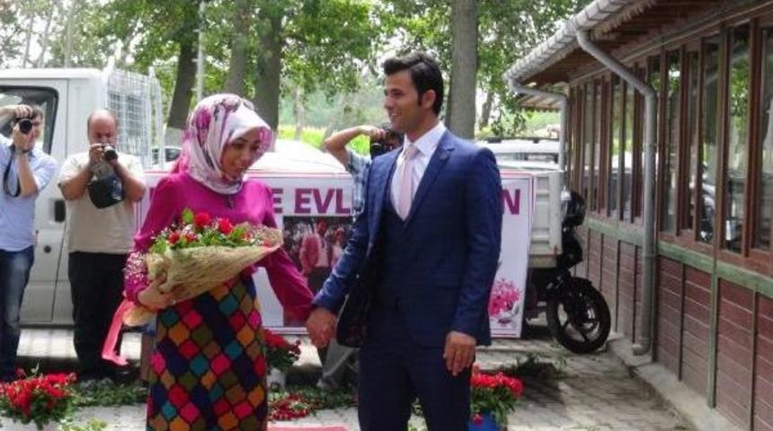 Bir Kamyonet Dolusu G&uuml;lle Evlenme Teklifi