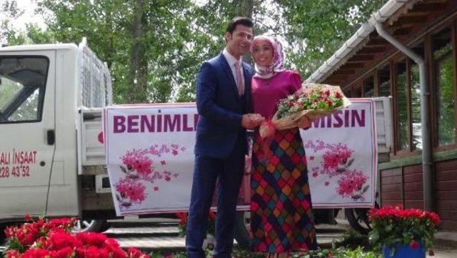 Bir Kamyonet Dolusu G&uuml;lle Evlenme Teklifi 1