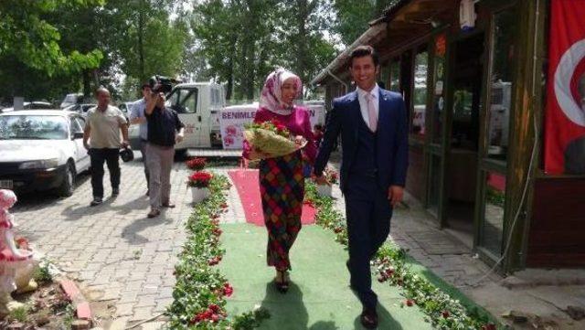 Bir Kamyonet Dolusu G&uuml;lle Evlenme Teklifi 2