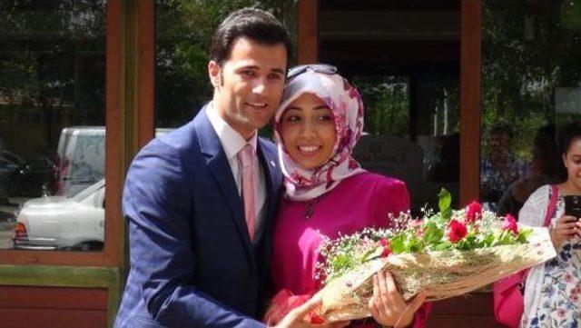 Bir Kamyonet Dolusu G&uuml;lle Evlenme Teklifi 3