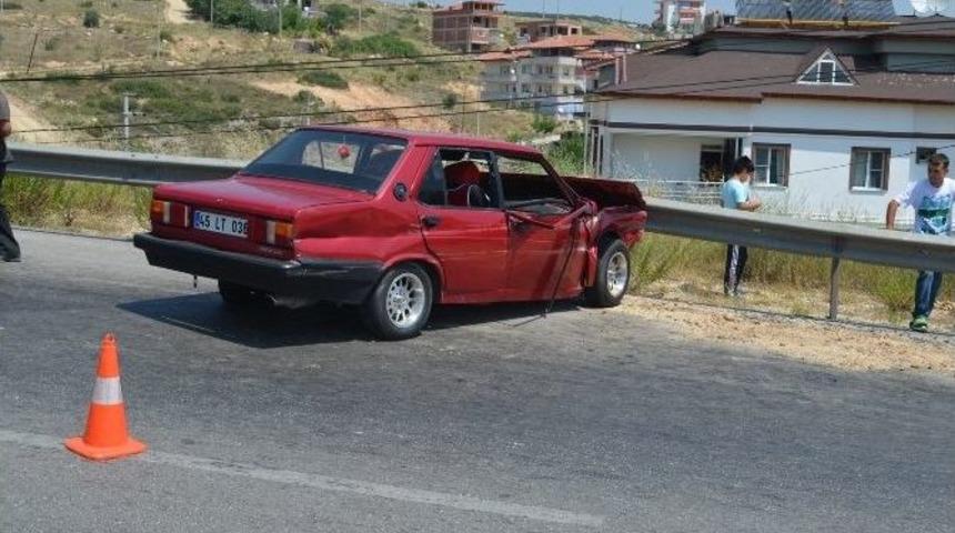 Tekeri Patlayan Ara&ccedil; Bariyerlere &Ccedil;arptı: 5 Yaralı