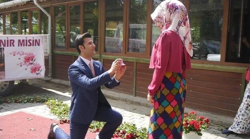 Kız Arkadaşının Yollarına G&uuml;l D&ouml;kerek Evlilik Teklifi Yaptı