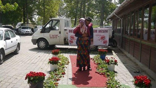 Kız Arkadaşının Yollarına Gül Dökerek Evlilik Teklifi Yaptı