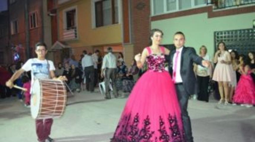 Kına Gecesi Geleneği Sokakta S&uuml;r&uuml;yor