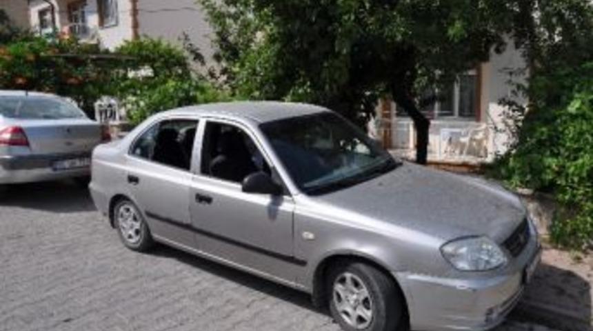 Otomobilin Camını Kırarak İ&ccedil;erisindeki &Ccedil;antayı &Ccedil;aldılar
