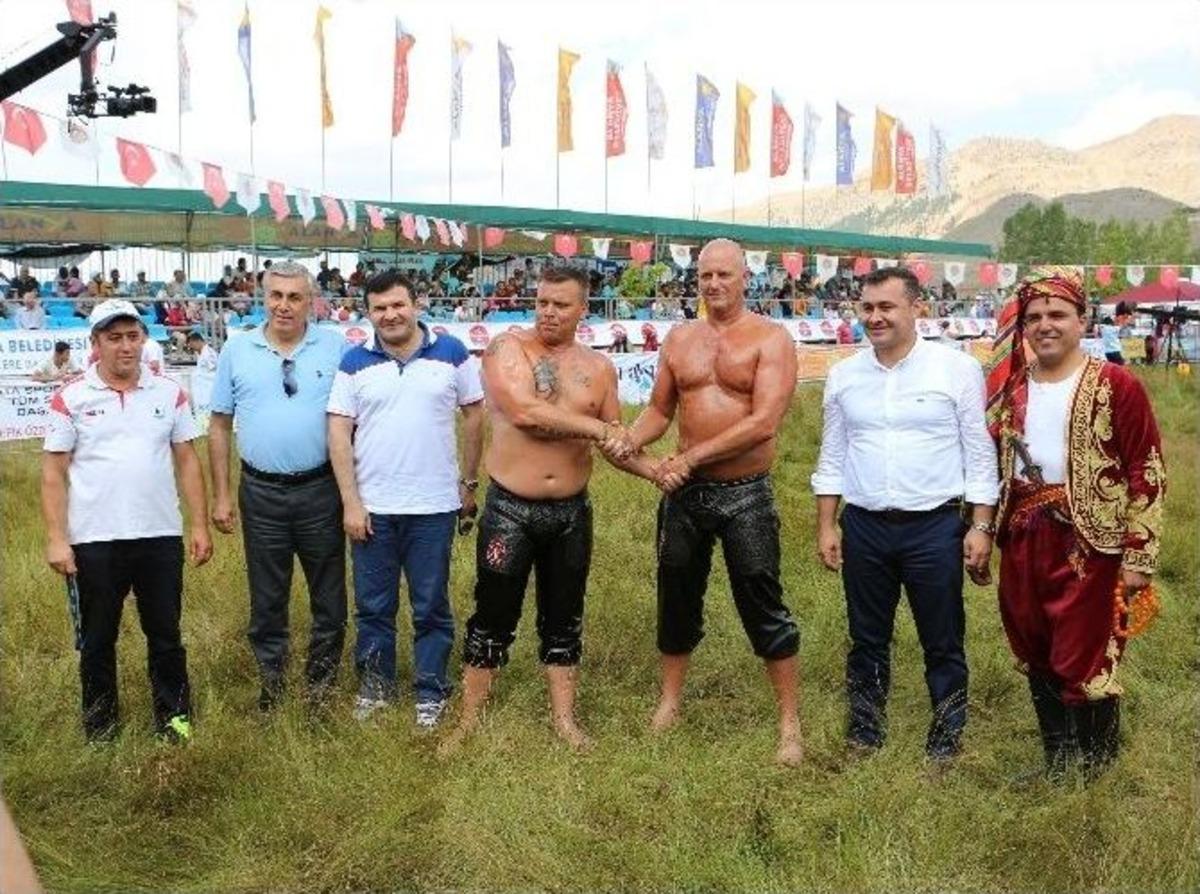 G&ouml;kbel&rsquo;de Turistler Er Meydanında