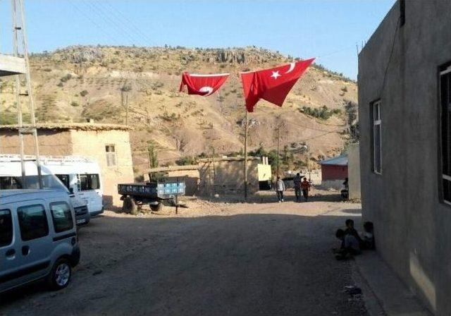 Şehit Mansur Cengiz&rsquo;in Evine T&uuml;rk Bayrağı Asıldı 1