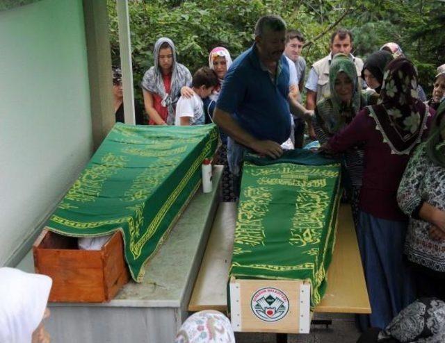 Giresun'da Denizde Boğulan Iki Kardeş Toprağa Verildi