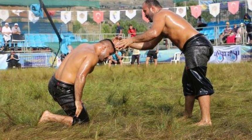 Alanya'da Iki Turist Kıspet Giydi, Yağlanıp Güreş Tuttu (2)