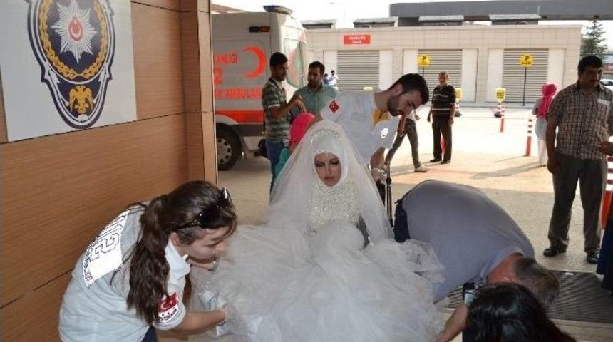 Gelin Arabası Direğe &Ccedil;arptı, Gelinle Birlikte 3 Kişi Yaralandı