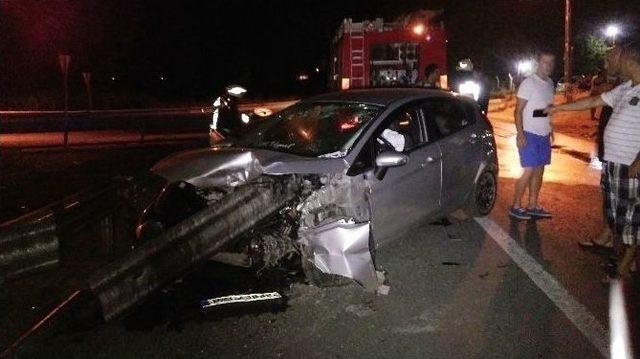 Otomobil Bariyere Ok Gibi Saplandı: 1’i Ağır 5 Yaralı 1