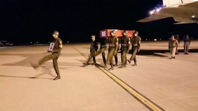 Şehit Er Medet Mat in Cenazesi, Ailesinin Isteğiyle Gece Toprağa Verildi 1