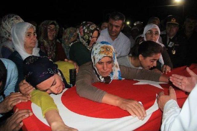 Şehit Er Medet Mat in Cenazesi, Ailesinin Isteğiyle Gece Toprağa Verildi 2