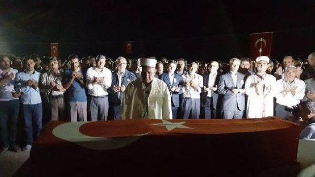 Şehit Er Medet Mat in Cenazesi, Ailesinin Isteğiyle Gece Toprağa Verildi 3