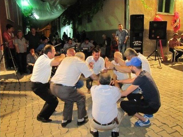 Kızılay Şube Başkanı Tekin&rsquo;in Oğlunun D&uuml;ğ&uuml;n&uuml;nde Folklor Ekibi G&ouml;sterisi 1