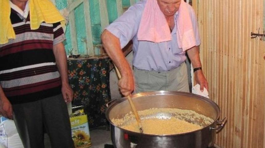 45 Yıldır D&uuml;ğ&uuml;nlerde İrmik Helvası Yapıyor