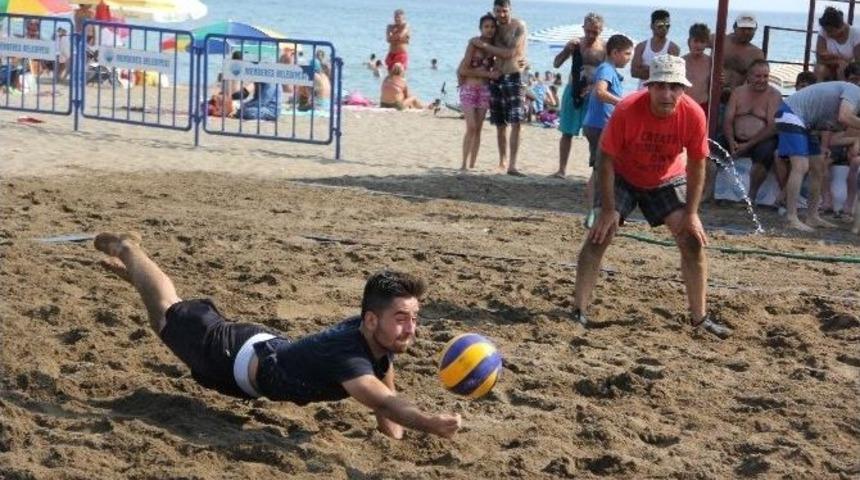 G&uuml;m&uuml;ld&uuml;r Plaj Voleybol Turnuvası&rsquo;nda Heyecan Dorukta