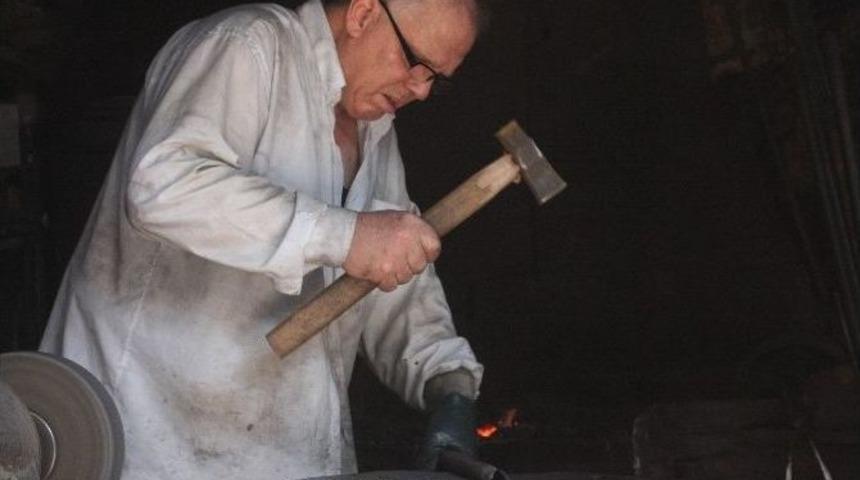 (&ouml;zel Haber) 40 Derece Sıcakta Ateş Başında Demir D&ouml;v&uuml;yor