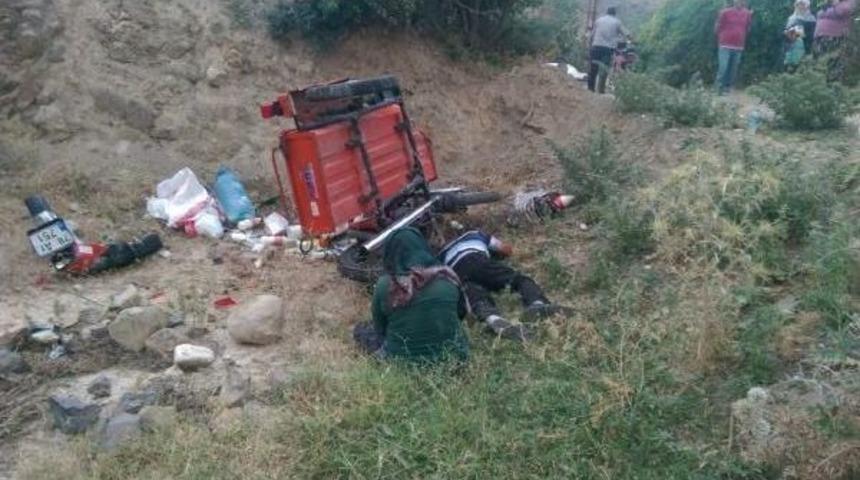 Sepetli Motosiklet Şarampole U&ccedil;tu: 3 Yaralı