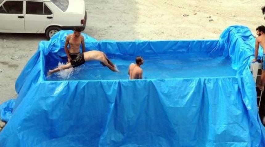 İnşaat Iş&ccedil;ileri Kamyon Kasasını Havuza &Ccedil;evirdi