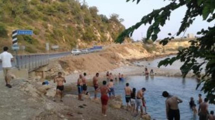 Serinlemek I&ccedil;in Soğuksu &Ccedil;ayı'na Atlıyorlar