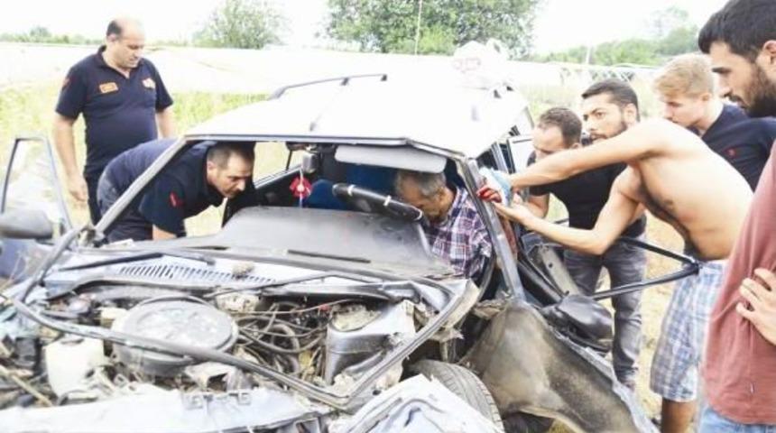 Hurdaya D&ouml;nen Otomobilde Sıkıştı