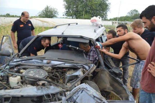 Hurdaya Dönen Otomobilde Sıkıştı