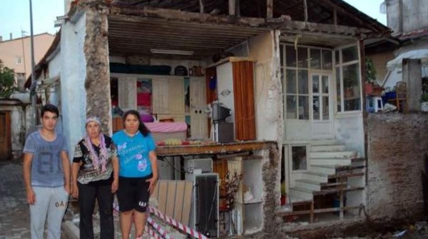 İnşaatın Hafriyat &Ccedil;alışmalarında Bitişikteki Evin Duvarı &Ccedil;&ouml;kt&uuml;