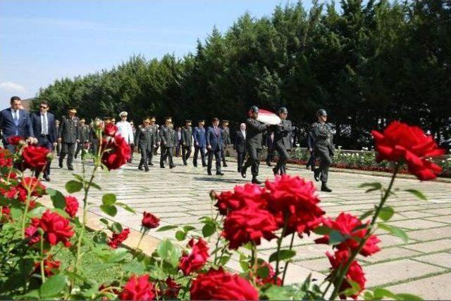 Yaş &Uuml;yeleri Toplantı &Ouml;ncesi Anıtkabir i Ziyaret Etti 2