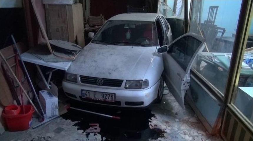 13 Yaşındaki &Ccedil;ocuğun Kullandığı Ara&ccedil; İş Yerine Girdi