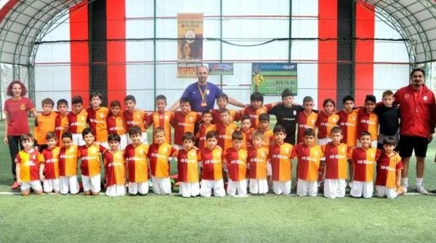 Hedefleri Galatasaray'da Yıldız Futbolcu Olmak