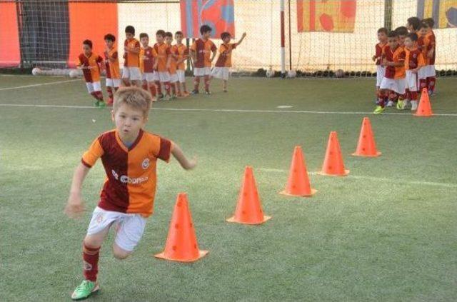 Hedefleri Galatasaray'da Yıldız Futbolcu Olmak